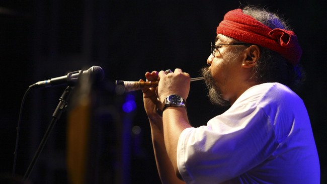 Musisi Djaduk Ferianto memainkan seruling saat acara Ngayogjazz 2015 di Pandowoharjo, Sleman, Yogyakarta, Sabtu (21/11) malam. Acara yang menampilkan puluhan musisi jazz dan didominasi oleh musisi muda itu mengangkat tema 