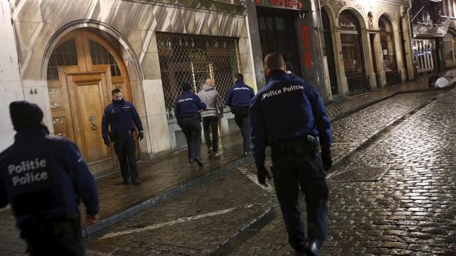 Pemerintah Belgia hari ini masih menerapkan waspada tingkat tinggi seiring pencarian tersangka aksi terorisme di Paris yang diduga kabur ke Brussels.