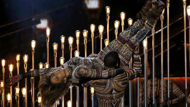 Panggung American Music Awards (AMA) 2015 di Microsoft Theater, tadi malam (22/11), mendadak “panas” saat Jennifer Lopez beraksi.