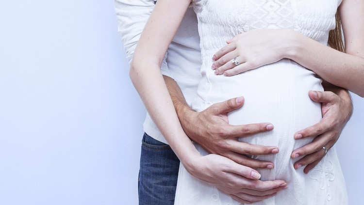 Meredakan nyeri kontraksi dengan pijatan dan sentuhan pada ibu hamil.