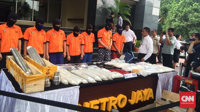Selain menyita sabu seberat 41,5 kilogram dan 1.000 butir pil Happy Five, polisi juga menyita senjata api buatan Belgia beserta lima butir peluru.