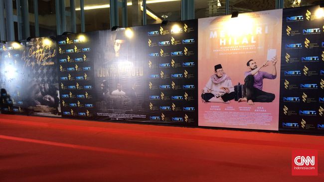 Karpet merah di depan gedung Indonesia Convention Exhibition (ICE) bukan hanya untuk selebriti. Masyarakat juga boleh melintasinya.