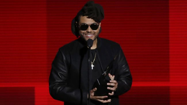 Musisi asal Canada ini melibas Chris Brown di dua kategori: Favourite Male Artist—Soul/R&B dan Favourite Album—Soul/R&B.