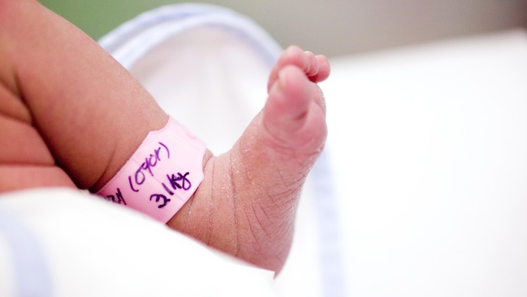 Sedih! 30 Jam Setelah Lahir Bayi Ini Sudah Positif Terinfeksi Virus Corona Kisah sedih dialami seorang bayi di China. Umurnya baru seharu lebih, sekitar 30 jam. Tapi, dia sudah positif terinfeksi virus corona, Bun.