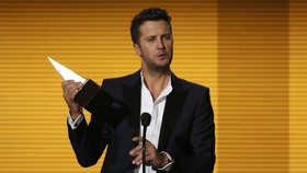 Luke Bryan Disebut Susul Katy Perry Jadi Juri 'American Idol'
