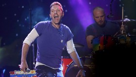 Chris Martin dan Dakota Johnson Tepergok Kencan di Malibu