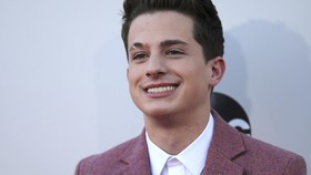 Charlie Puth Rilis Lagu untuk Korban Penembakan di Parkland
