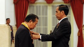 Jokowi Beri Bintang Jasa Utama Ketua Liga Parlemen RI-Jepang