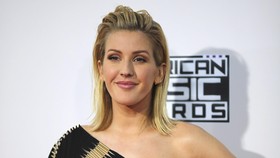 Tak Rampung Kuliah, Ellie Goulding Terima Gelar Doktor