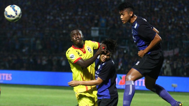 Tak ada peluang yang bisa diselesaikan oleh barisan penyerang Mitra Kukar maupun Arema Cronus sehingga babak pertama berakhir 0-0.