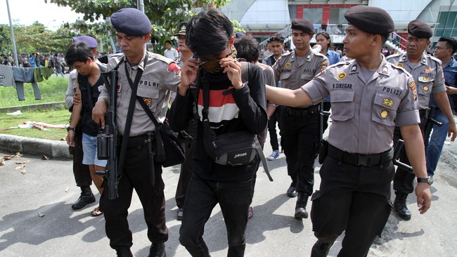 Polda Riau ingin menghentikan pelaksanaan Kongres HMI karena berulang kali bentrok. Kongres yang mestinya berakhir 26 Oktober, belum rampung hingga kini.