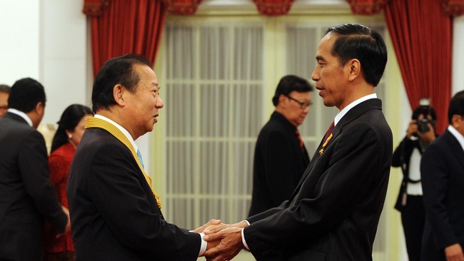 Bintang Jasa Utama dianugerahkan Presiden kepada Toshihiro Nikai karena jasanya meningkatkan hubungan bilateral Indonesia-Jepang.