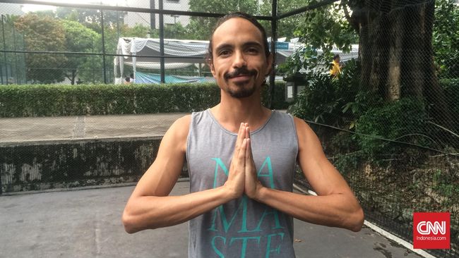 Selama ini yoga dikenal dengan gerakannya yang lembut. Namun apa jadinya kalau keduanya digabungkan jadi satu?