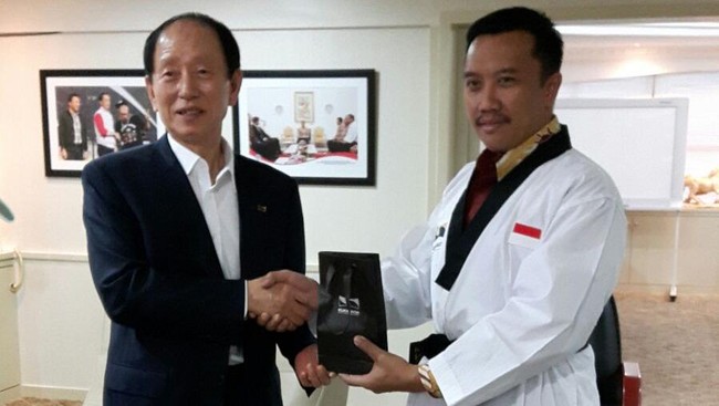 Menteri Pemuda dan Olahraga, Imam Nahrawi, dianugerahi sabuk DAN VII Kehormatan Kukkiwon oleh Presiden Kukkiwon, Jeong Man Soon.