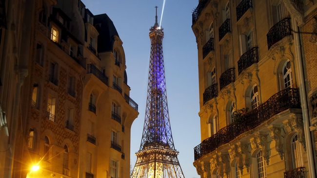 Menara Eiffel Bakal Dikelilingi Tembok Kaca Tembok kaca itu akan dibangun untuk menggantikan pagar besi, yang saat ini berada di sisi utara dan selatan menara tersebut.