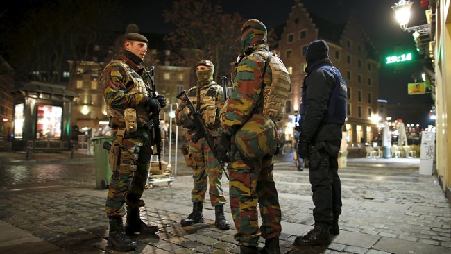 Aparat Swiss tengah memburu lima orang anggota kelompok radikal jaringan Mourad Fares, salah satu pelaku penyerangan di gedung konser Bataclan di Paris.