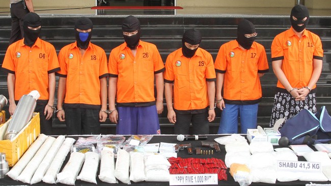 Dalam tujuh tabung yang diamankan, petugas menemukan 18 kg sabu. Pelaku memodifikasi tabung sehingga bisa untuk menyimpan sabu.