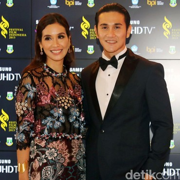 Bukan 'Bucin', Ini Alasan Vino G Bastian Hanya Ikuti Akun IG Istri