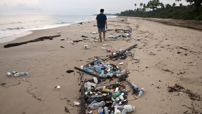 Indonesia adalah negara penyumbang sampah plastik di laut yang terbesar di dunia setelah China. Sampah plastik di laut bisa mengancam perekonomian masyarakat.