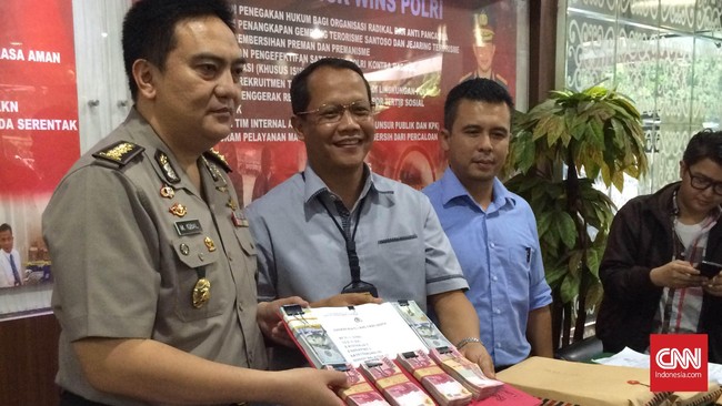 Dua orang berinisial IA dan M itu diduga melakukan tindak pidana berkaitan dengan penerbitan surat pengakuan sebagai importir produsen aneka pangan.
