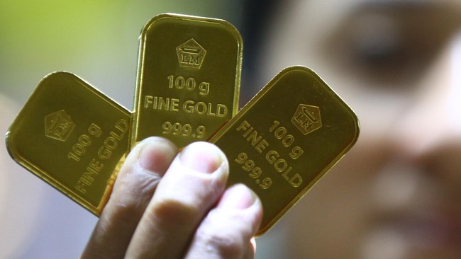 Harga jual emas PT Aneka Tambang Tbk (Antam) berada di posisi Rp756 ribu per gram pada Selasa (8/10) atau turun Rp5.000 dari level kemarin Rp761 ribu per gram.