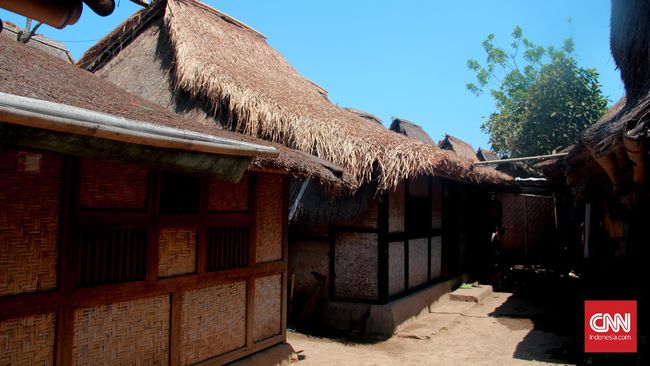 Hingga kini, Suku Sasak di Lombok masih mendiami rumah tradisional bernama berugaq.