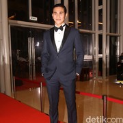 Awet Muda Banget, Ini Potret Gaya Stylish dari Vino G Bastian