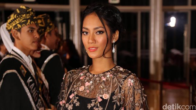 Baru dua hari lalu menggenggam Piala Citra pertama, sang aktris memikul peran baru: mendekatkan sinema Perancis kepada masyarakat Indonesia.