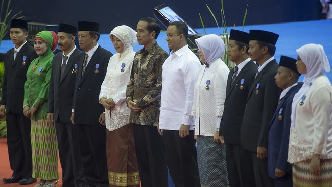 Koordinator Indonesia Corruption Watch Ade Irawan politisasi tidak hanya menganggu karier tapi juga sebaran guru.