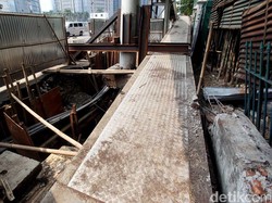 Perbaikan JPO Polda-Senen yang Rusak karena Demo Selesai November 2025 Perbaikan JPO Polda-Senen yang Rusak karena Demo Selesai November 2025
