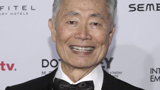 George Takei yang dulu memerankan Hikaru Sulu, karakter yang kini dibuat gay, mengaku kecewa karena itu melenceng dari cerita asli Star Trek.