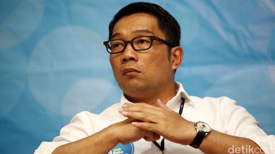 Wali Kota Bandung Ridwan Kamil menyambangi  Gedung Komisi Pemberantasan Korupsi (KPK), Jakarta, Selasa (24/11/2015). Kedatangan Ridwan Kamil ini  menghadiri pertemuan dengan pimpinan KPK untuk melakukan rapat kordinasi penyelenggaraan Festival Anti Korupsi yang akan diselenggarakan di Bandung  pada Desember mendatang. Ridwan Kamil dan Johan Budi menggelar jumpa pers seusai pertemuan. Grandyos Zafna/detikcom