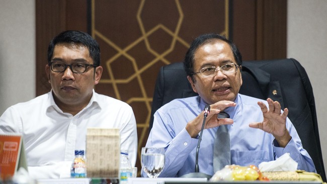 Walikota Bandung Ridwan Kamil menyebut ada 18 kementerian/lembaga pemerintah yang enggan melepaskan lahannya untuk pembangunan proyek tol dalam kota.