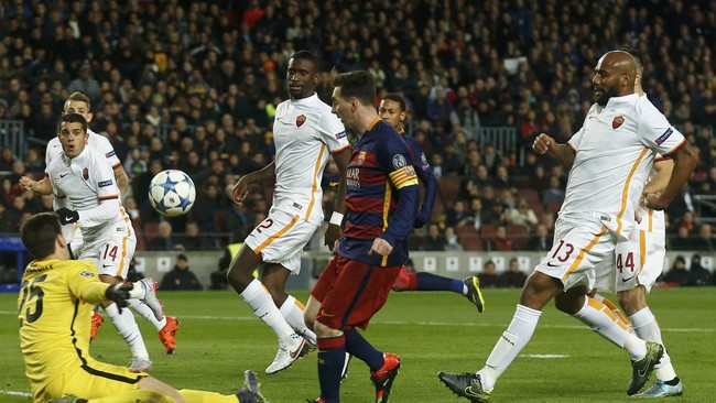 Bek andalan AS Roma, Kostas Manolas, mengatakan tidak ada cara lain untuk menghentikan bintang Barcelona, Lionel Messi, di perempat final Liga Champions.