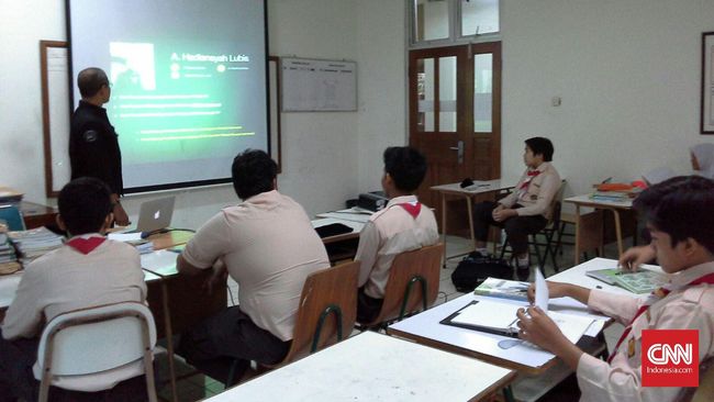 'Hanya Bantu Bila Dibutuhkan' Menambah kata saja tidak cukup untuk menyelesaikan masalah dalam berbahasa Indonesia. Ada masalah pembinaan yang tak kalah rumit.
