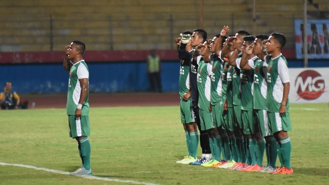 Kapten PS TIRA Manahati Lestusen mengaku tidak akan memberikan pengawalan khusus kepada gelandang Persib Febri Hariyadi