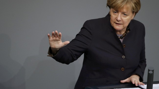 Alasan Kanselir Jerman Angela Merkel menyerukan pelarangan cadar bisa jadi karena tekanan yang menentukan hidup-mati karir politiknya.