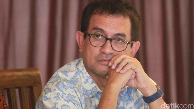 Menteri PANRB Yuddy Crisnandi didesak untuk lebih transparan sebelum rencana itu benar-benar direalisasikan.