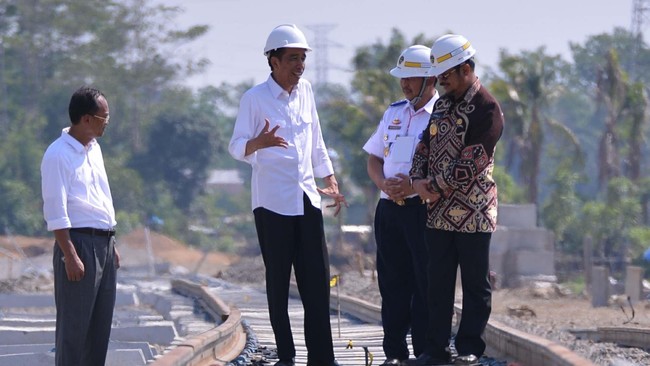 Presiden Joko Widodo berharap tahun depan rel yang menghubungkan Makassar dan Parepare bisa selesai 145 kilometer.
