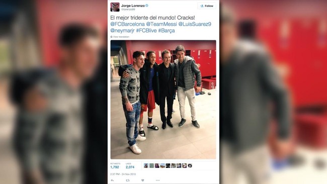 Jorge Lorenzo kegirangan bisa menyaksikan langsung pertandingan Barcelona dan foto bersama sejumlah pemain Azulgrana usai pertandingan di Camp Nou.