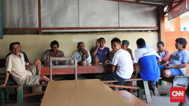 Efektivitas pengerahan aparat keamanan untuk mencegah kerumunan warga masih dipertanyakan, sebab budaya nongkrong masih mengakar di  masyarakat Indonesia.