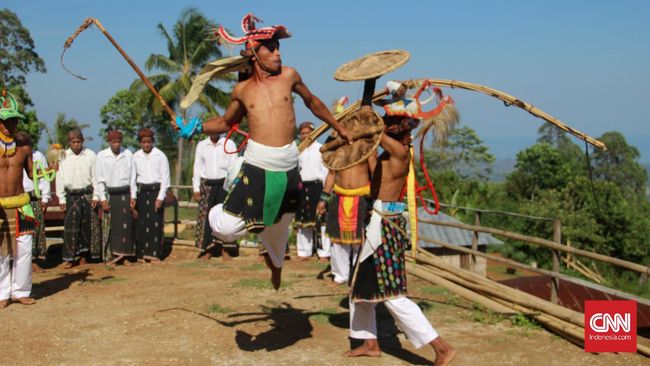 Caci menggabungkan tarian, nyanyian, dan kemampuan teknis khusus dalam menyerang lawan secara artistik.