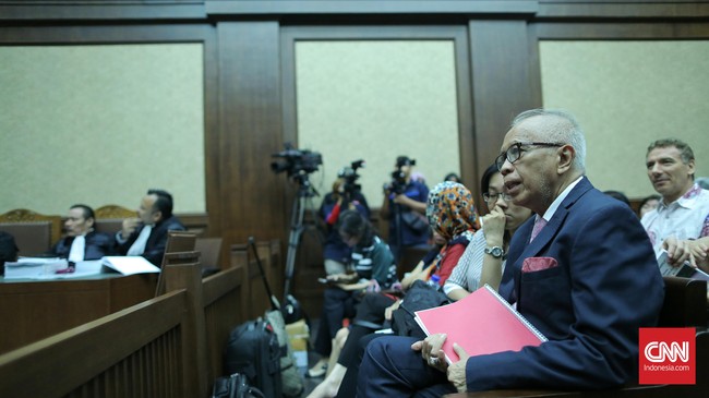 Pengacara OC Kaligis memprotes tuntutan perkara suap hakim Pengadilan Tata Usaha Negara yang dinilainya penuh dengan kedengkian. 