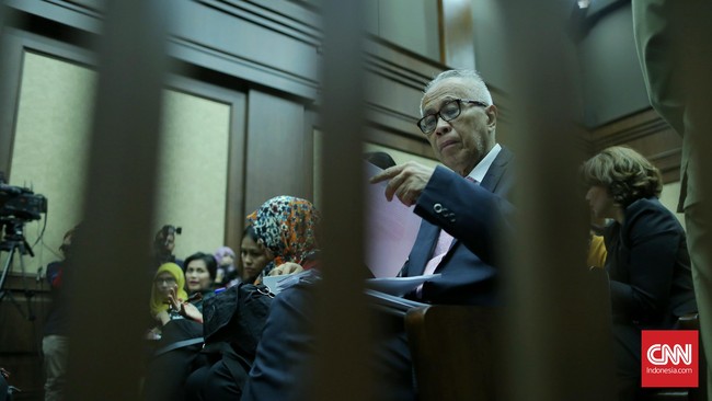 Pengacara kawakan OC Kaligis tetap membantah bahwa dirinya inisiator suap tiga hakim dan seorang panitera PTUN Medan.