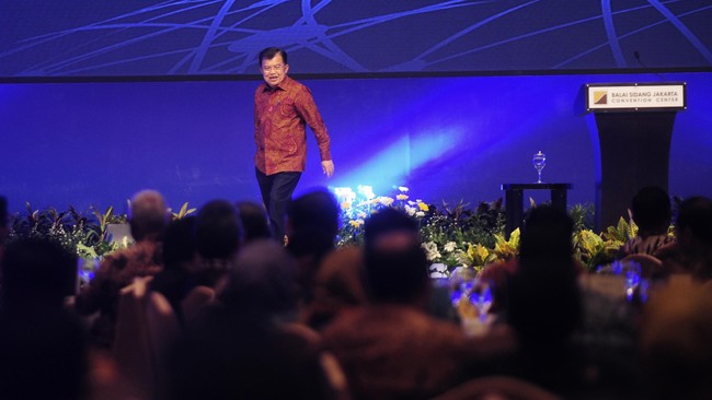Wakil Presiden Jusuf Kalla tidak bangga dengan bank BUMN yang meraup laba tinggi, tetapi terapkan bunga kredit yang mencekik kepada rakyat kecil.