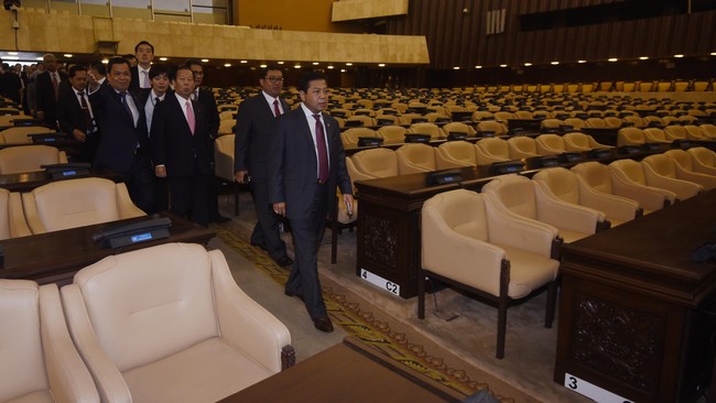 Kelakar 'minta saham' mewarnai ketoprak 'Bangun Majapahit' yang digelar PDIP. Setya Novanto ikut menonton sandiwara yang sarat kisah pertarungan politik itu.
