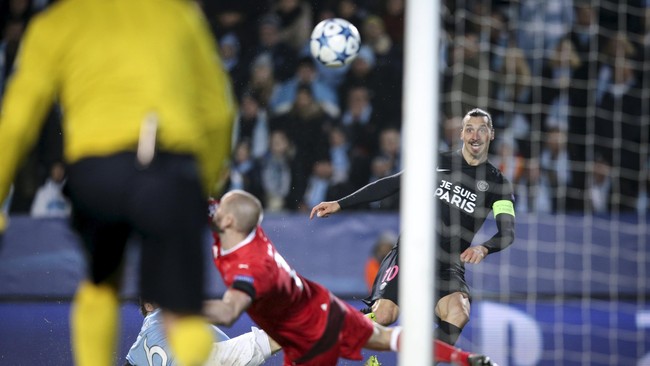 Zlatan Ibrahimovic mewarnai momen duel lawan Malmo dengan mencetak satu gol dan membawa PSG menang 5-0 di akhir pertandingan.