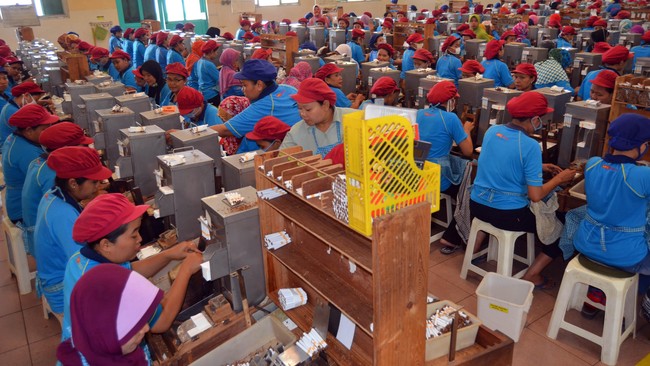 PT H.M. Sampoerna Tbk, PT Gudang Garam Tbk, PT Djarum, dan PT PDI Tresno merupakan perusahaan rokok penyumbang penerimaan cukai terbesar bagi negara.