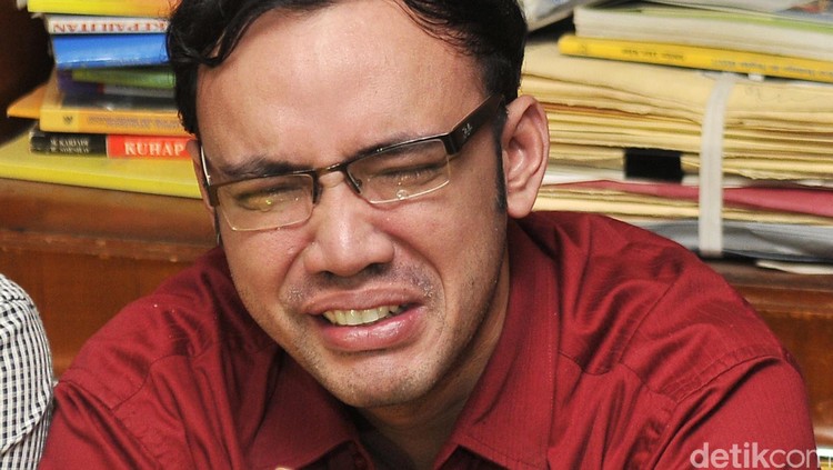 Dengan tangan terborgol, Sandy memeluk kaki sang bunda. Tangisnya seketika pecah tanpa bisa dibendungnya lagi.