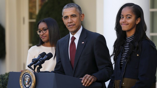 Pedang, potret pangeran dan jubah panjang selantai, merupakan sebagian dari daftar panjang hadiah terunik yang diterima Obama sepanjang tahun 2014.